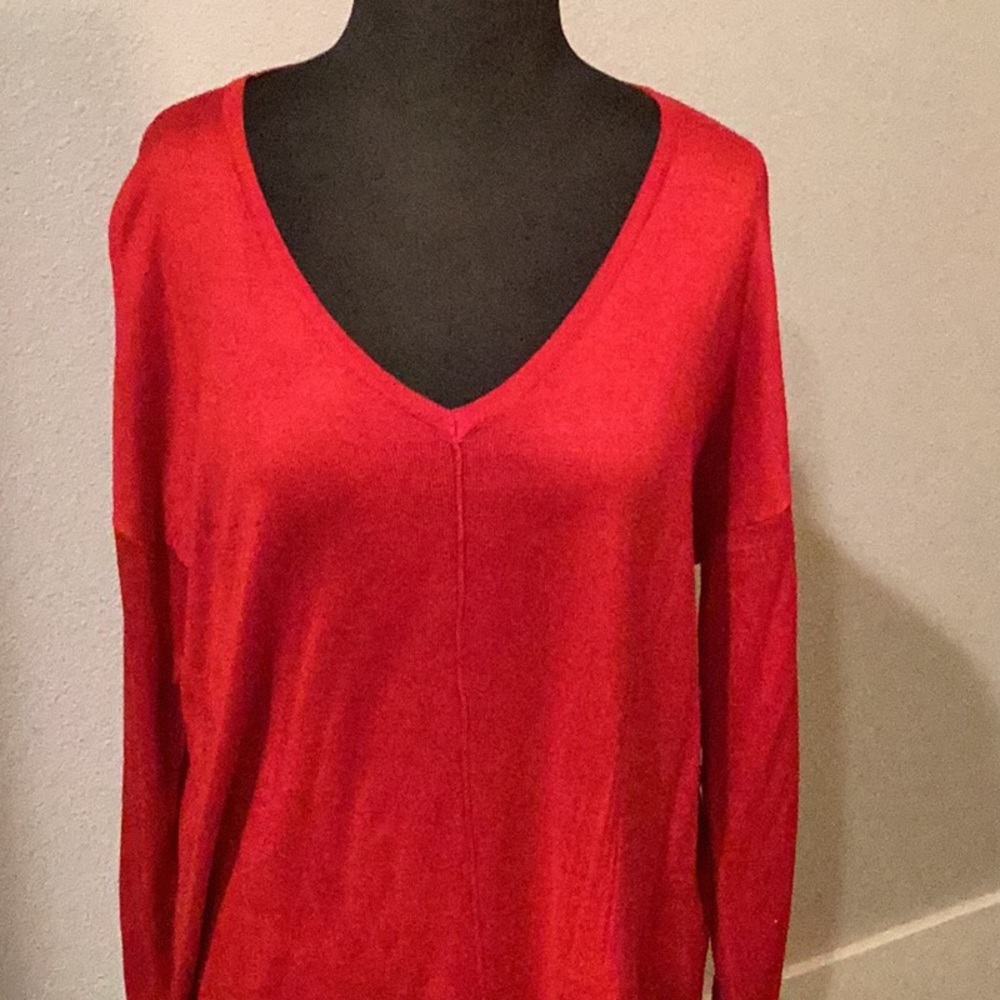 New with tags Cable & Gauge v neck Tunis sweater. XL